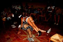 Stripteaseuse Marne :  Lea pour une soirÃ©e Ã  thÃ¨me